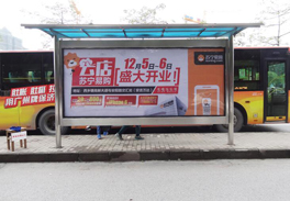 公交候車(chē)亭廣告案例
